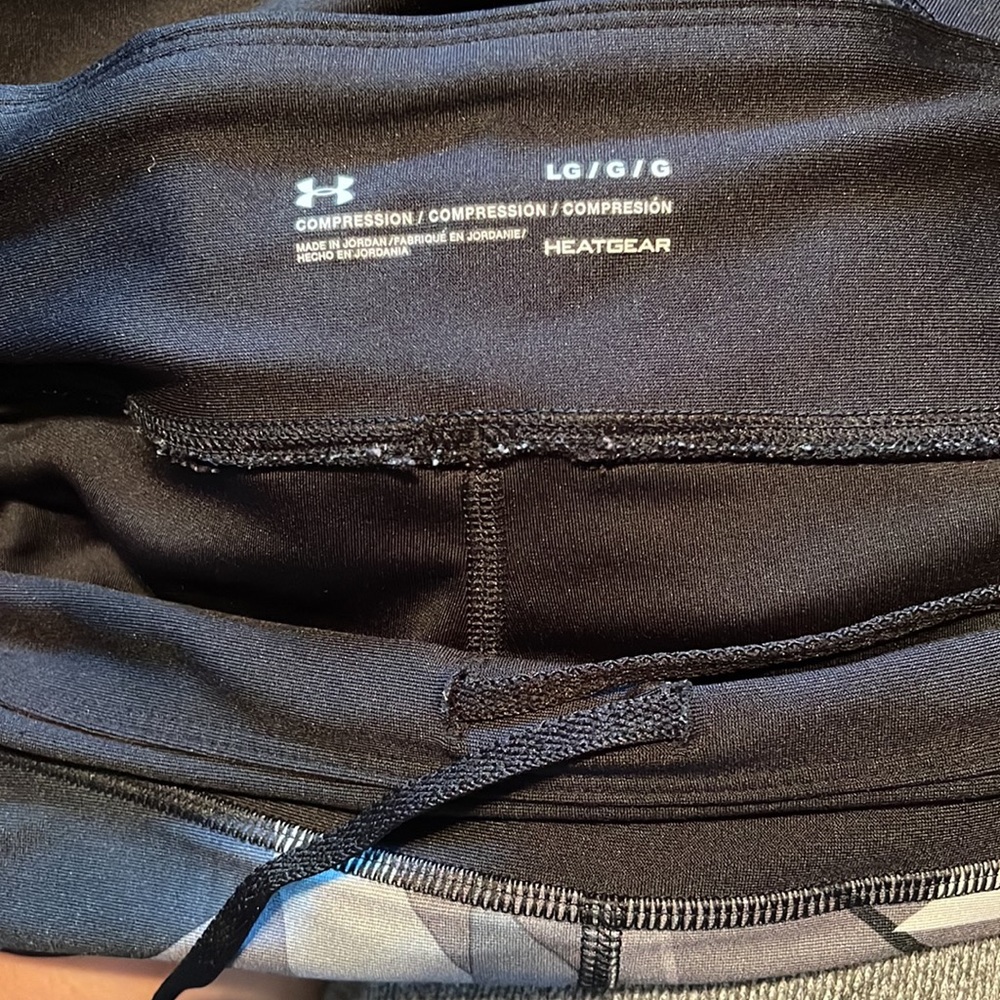 Under Armour Compression capri legging Sz L Blk/Gray 20” inseam w/zipper pocket - Picture 3 of 6